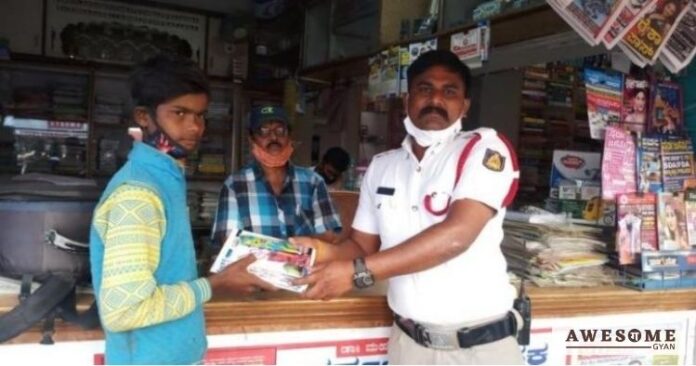 constable give notebook to poor boy