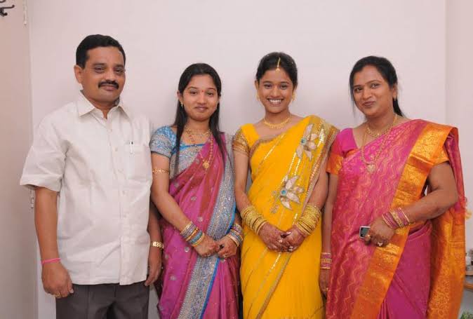 Jyothi-Reddy-With-Family