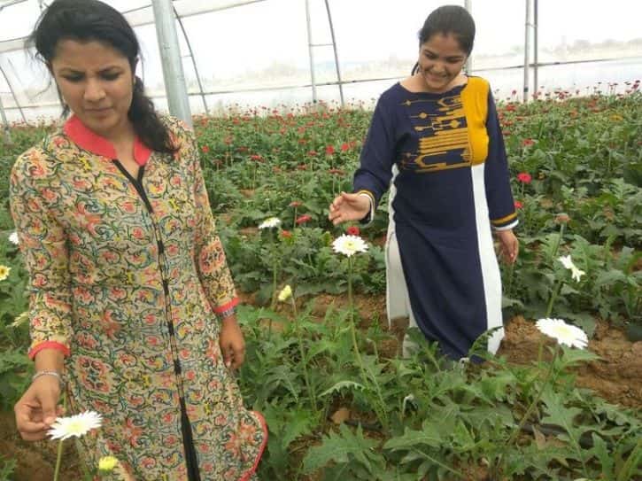 Shivani-Maheshwari-and-Vamika-Behati-Flower-Farming