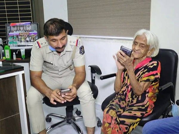 89 वर्षीय बूढ़ी माताजी हैं पुलिसकर्मियों की अनूठी मां, रोज थाने आकर  आइसक्रीम खाती हैं और आशीर्वाद देकर चली जाती हैं