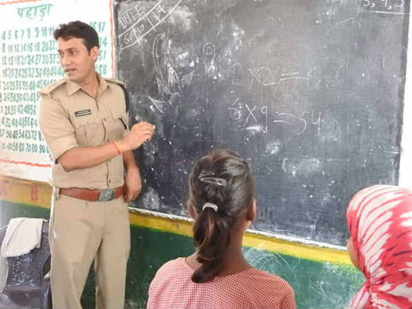 IPS Santosh Mishra-Teaching-Students 