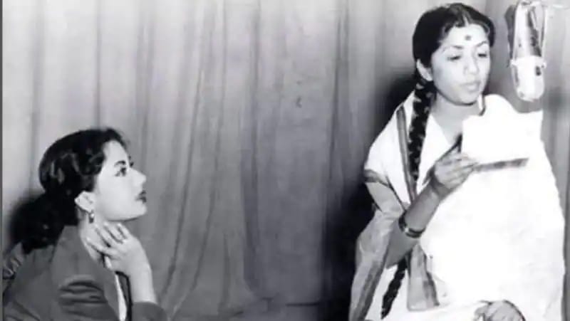 Lata-Mangeshkar-Singing