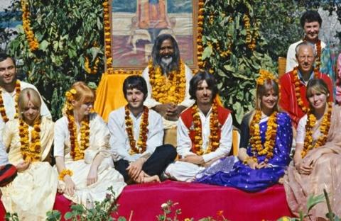 Maharishi-Mahesh-Yogi-with-Bhaks
