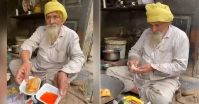 Elderly man selling samosa in Amritsar